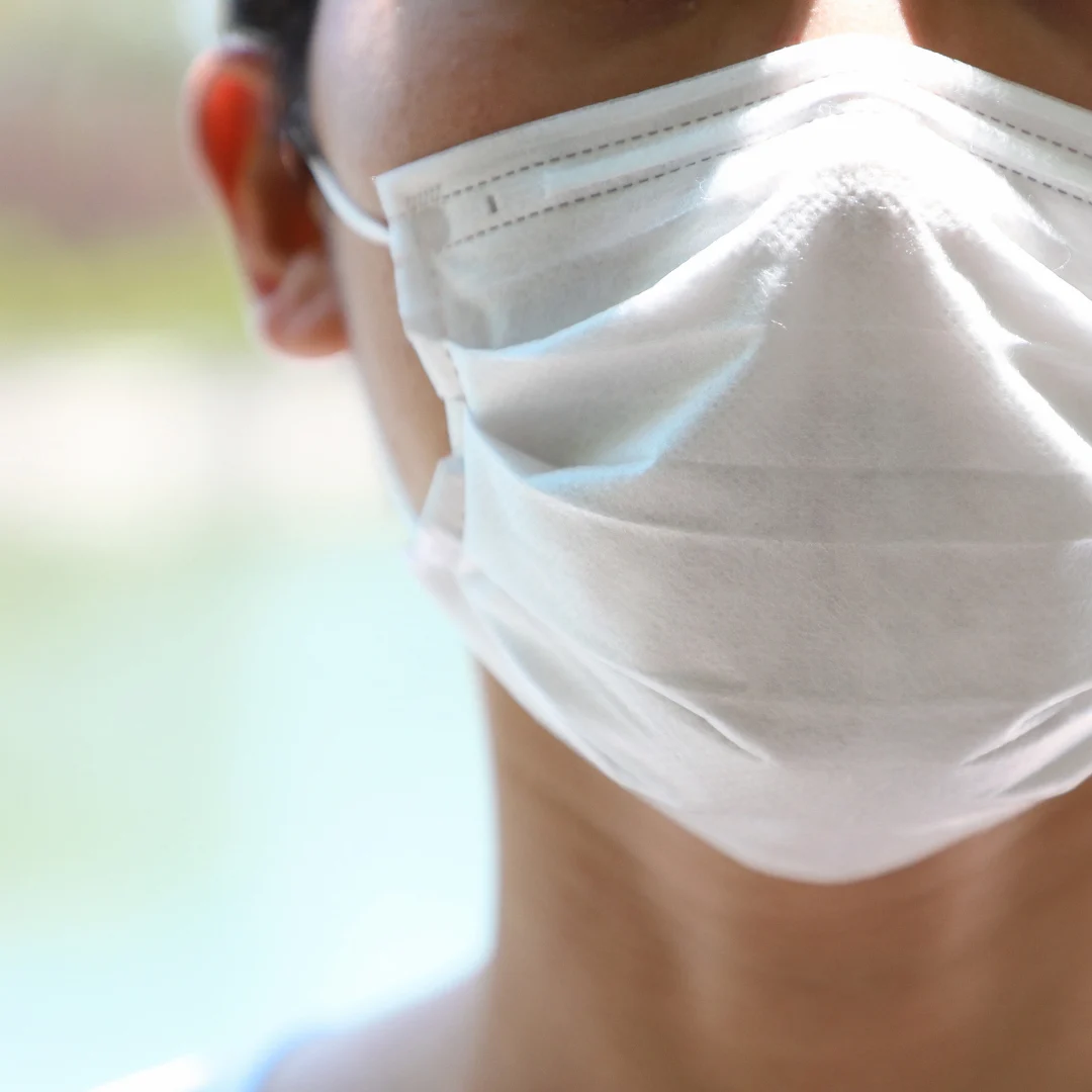 Foto ini mengandung gambar seseorang menggunakan masker sebagai representasi transformasi layanan kesehatan